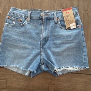 NWT women’s Levi’s size 6/28 high rise jean shorts